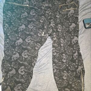 Torrid skull capri's size 24